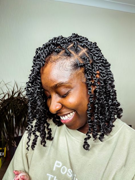 Mini passion twists Bob Length Passion Twists, Short Passion Twists Hairstyle Bob, Bob Passion Twists Hairstyle, Bob Passion Twists, Passion Twist Bob, Bob Twists, Mini Passion Twists, College Hair, Mini Bob