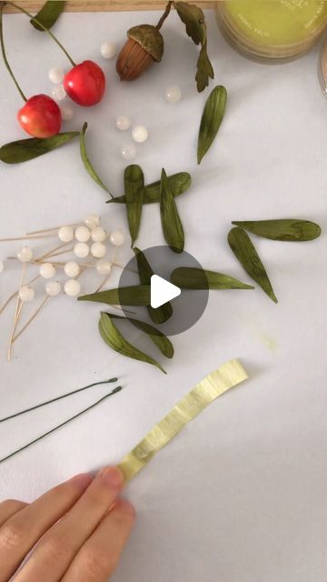 Signe Elisabeth Scharling on Instagram: "Green crepe paper + beads + headpins = 😘😘😘 Would you like templates, detailed videos, step-by-step explainations, list of the exact materiels I use and ALL the tips and tricks? Then get my Paper Mistletoe Tutorial - and you of course learn to make the mini mistletoe too! 😄✂️Link is in my bio 🔗 I hope your Christmas will have lots of kisses 🎄💋 #paperflowers #papirblomster #diychristmas #papermistletoe #papirjulepynt #mistletoe #papirsblomster #papirblomst #crepepapirblomster #crepepaperflowers #paperdiy #krea #flowersbystaufenwerola #signescharling #crepepapirsblomster #crepepapir #papirkunst#crepepaperflorist #paperart #diyflowers #papperblommor #papirblomsterbuket #cartotecnicarossi #floresdepapel #pappersblommar #papierblumen #paperartist # How To Make Mistletoe, Mistletoe Diy Christmas, Paper Mistletoe Diy, Crepe Paper Wreath, Crepe Paper Mistletoe, Crepe Paper Poinsettia Flower Tutorial, Poinsettia Crepe Paper Flowers, Diy Felt Mistletoe, Christmas Flowers Diy