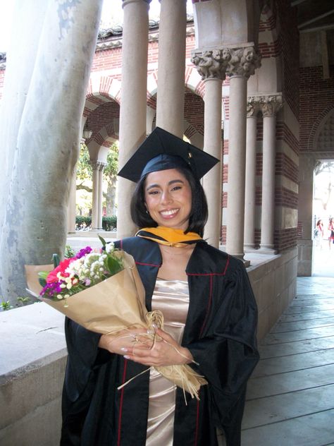 Graduated from USC this year. :) College Graduation Pose Ideas, Elegant Graduation Pictures, Usc Graduation Pictures, Uw Graduation, College Graduation Dress, Master's Graduation, Uni Graduation, Masters Graduation Pictures, Doctorate Graduation