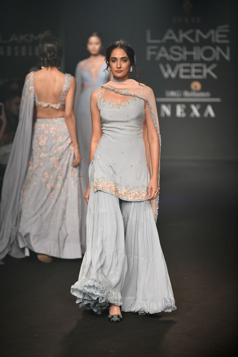 LFWWF18D5S7dJulieShahRunway020 Sharara Designs, Nikkah Dress, Anita Dongre, Salwar Kamiz, Traditional Indian Outfits, Indian Gowns Dresses, Kurti Designs Party Wear, Indian Gowns, Party Wear Indian Dresses