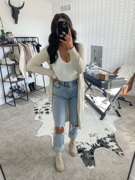 Chelsea Boots And Jeans Outfit, Ripped Knee Jeans Outfit, Chelsea Boots And Jeans, Jeans Outfit Straight Leg, Outfits High Waisted Jeans, Jeans Outfit Straight, Cardigan And Jeans Outfit, Boots And Jeans Outfit, Tan Cardigan Outfit