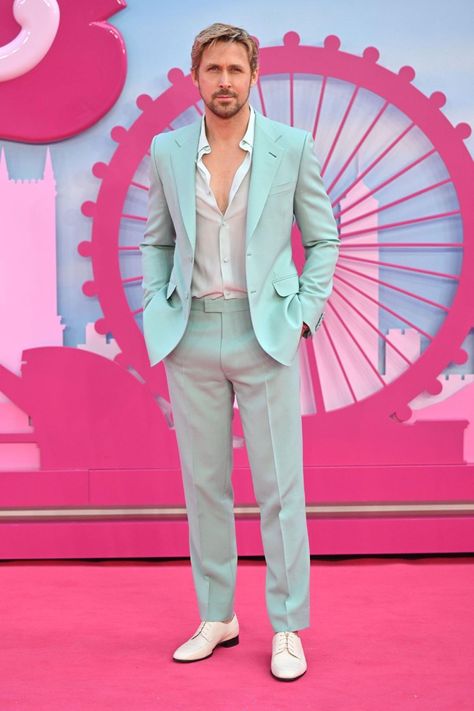 ryan gosling | suits | men’s fashion | red carpet | color suits | ken & barbie | barbie movie | men’s style Ryan Gosling Suit, Ryan Gosling Style, Barbie Convention, Райан Гослинг, The Fall Guy, Jeremy Allen White, Gray Man, Pink Carpet, London Today