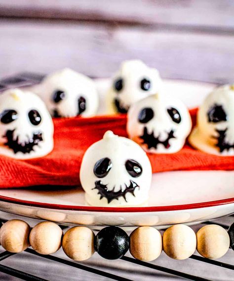 Skeleton Oreo Cookie Balls Oreo Krispie Treats, No Bake Oreo Dessert, Oreo Cookie Bar, Cool Whip Pies, Halloween Themed Drinks, Oreo Frosting, Oreo Cookie Balls, Cookie Balls, Oreo Fudge