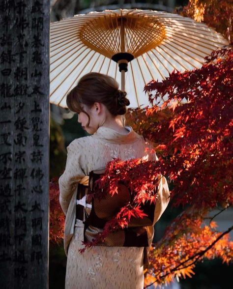 Maple Aesthetic, Kimono Traditional, Japanese Traditional Clothing, Japan Culture, Japanese Maple, Japanese Dolls, Maple Leaves, Japan Fashion, Asia Travel