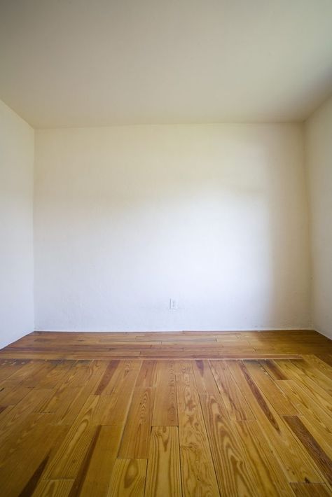 Empty room with wooden floors and white walls Background House Room, Wooden Floor White Walls, White Room Background, White Wall Background, Backgrounds Room, White Wooden Wall, Blank Room, Plain Room, Empty Room Ideas