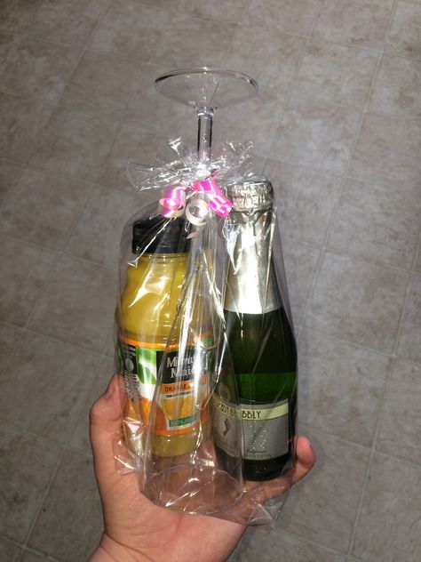 Mini Mimosa Kit I made as a graduation gift for my dental hygiene students. So fun and easy! 1 mini Barefoot Brut Cruvee Champagne, 1 mini orange juice, 1 plastic champagne glass from the Dollar Tree and a plastic gift bag from the Dollar Tree. Mini Mimosa Kit, Joululahjat Diy, Liquor Gifts, Boyfriend Gift Basket, Easy Christmas Gifts, Alcohol Gifts, Christmas Baskets, Cadeau Diy, Christmas Gift Baskets