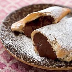 Fried Chocolate Pudding Hand Pies - These chocolate pudding pockets will have everyone eating out of your hand! Pudding Hand Pies, Empanadas Pumpkin, Chocolate Fried Pies, Chocolate Pop Tarts, Pies Chocolate, Chocolate Tarts, Lemon Tarts, Salted Caramels, Pecan Pies