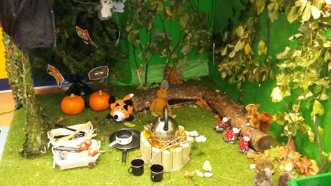 Autumn woodland role play: with natural foliage & logs. Props: Nocturnal animals, puppets, masks & camp. Woodland Role Play Area, Fairytale Activities, Nocturnal Animals Activities, Woodland Classroom, Animals Activities, Fairy Tale Activities, Role Play Areas, Child Education, Nocturnal Animals