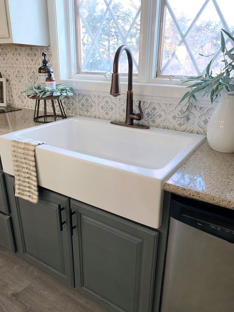 Farms House Kitchen, Farmhouse Style Sink Kitchen, Country Kitchen Sink Ideas, One Basin Kitchen Sink, Farmhouse Kitchen Sink Butcher Block Counter, Kitchen Tub Sink, Furniture Kitchen Sink Base, Farmhouse Sink Above Countertop, Farmstyle Sink Kitchen