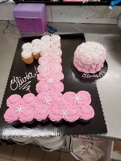 Winter Onederland Sheet Cake, Winter Wonderland Cupcakes Pink, Winter Onederland Cupcakes Girl, Winter Onederland Cake Ideas, Winter Onederland Cake Girl, Winter Onederland Smash Cake Girl, Winter Onederland Cupcakes, Winter Onederland Party Girl Cake, First Birthday Themes Winter