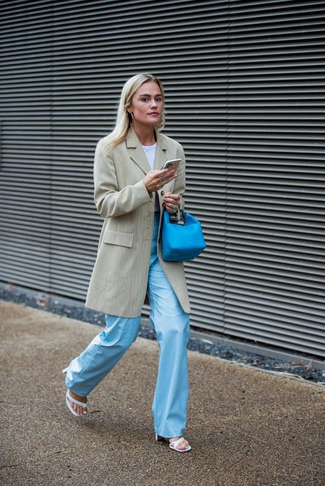 We love the addition of the punchy robin's egg blue bag to punch up | Street Style Is Full of Bright Colors at London Fashion Week | POPSUGAR Fashion Photo 8 Blue Bag Outfit, Chique Outfit, London Fashion Weeks, London Fashion Week Street Style, Bag Outfit, Best Street Style, Spring Street Style, Street Style Inspiration, Street Outfit