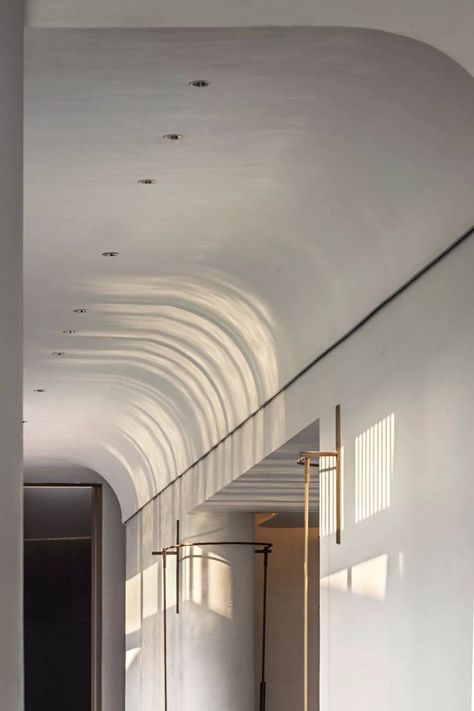 Curved Ceiling Detail, Corridor Ceiling Design, Curved Corridor, Interior Ceiling Design, Store Concept, Ceiling Detail, Ceiling Treatments, Carved Furniture, Curved Walls