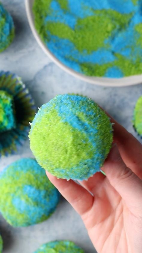 pillsburybaking on Instagram: These cupcakes are out of this world 🌎 With just our cake mix, food coloring, and some granulated sugar - these cupcakes are sure to be a… Earth Day Cupcakes Ideas, Earth Day Desserts, Mom Snacks, Outfit Traveling, Solar System Cake, Environmental Stewardship, Green Cupcakes, Sanding Sugar, Unique Cupcakes