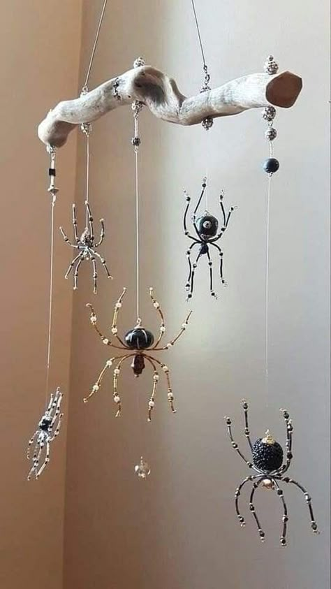 Joululahjat Diy, Spider Crafts, Christmas Spider, Beaded Spiders, Diy Wind Chimes, Beaded Crafts, Jewelry Indian, Garden Art Diy, Wire Crafts