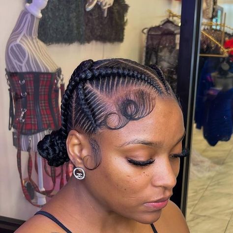 Braider on Instagram: "Cross Cross Stitch Braids 😈💁🏾‍♀️ Baby hairs 😮‍💨  . . . . . . #montgomerybraider #knotlessbraids #houstonbraider #designbraids  #huntsvillebraider #naturalhairstyles #feedinbraids #influencer  #atlbraider #braidstyles #labraider #protectivestyle #bohobraids #viral  #stitchbraids #knotlessbraids #Fulanibraids #softlocs #blackownedbusiness#braidsbyme #explorepage #trending #auburnbraider" Feed In Braid Bun, Cross Stitch Braids, Feed In Braids Bun, Feeder Braids, Stitch Braids, Feed In Braid, Fulani Braids, Baby Hairs, Boho Braids