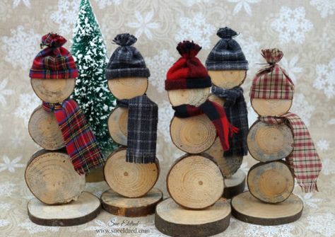 What to do with a basket of Wood Slices… This past summer, when my husband was trimming the old pine tree, I asked him to save a few logs from the branches. I wasn’t sure then what I wa… Diy Schneemann, Wooden Snowmen, Wooden Christmas Crafts, Wood Slice Crafts, Christmas Crafts To Make, Diy Snowman, Shop Tools, Christmas Wood Crafts, Family Crafts