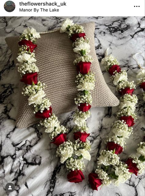 Vermala Decor Ideas, Bridal Varmala, Maalai Designs For Engagement, Simple Wedding Garland, Varmala Indian Weddings Design, Wedding Maalai Designs, Garlands For Engagement Indian, Wedding Flower Mala, Simple Flower Garland