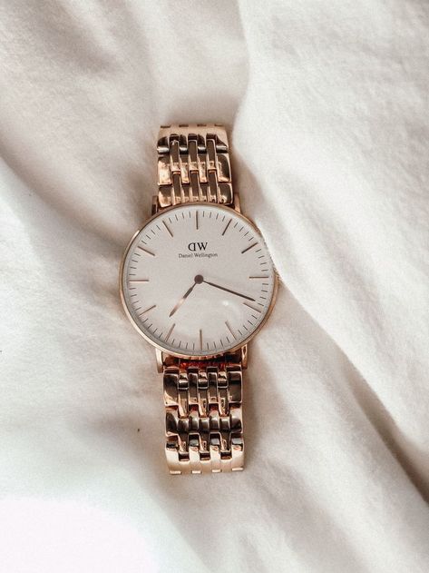 How To Style Watch With Bracelets, Gold Watch With Bracelets Women, Aesthetic Watch For Women, Wedding Watch For Bride, Watch Gold Women's, Watch With Bracelets Women, Aesthetic Watches For Women, Classic Watches Women, Trendy Watches Women