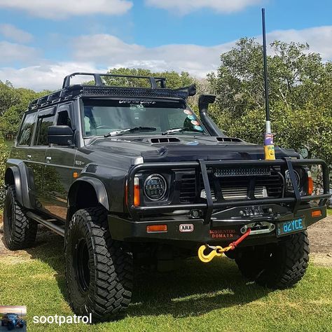 Regrann from @sootpatrol - Sunday...Just Trollin' #lockersbeforelightbars #nissan #patrol #gq #gqpatrol #y60 #td42t #soot #beach… Nissan Y60, Best 4x4 Cars, Gq Patrol, Camping 4x4, Nissan Patrol Y61, Jeep Xj Mods, Nissan 4x4, Pickup Truck Accessories, Nissan Terrano