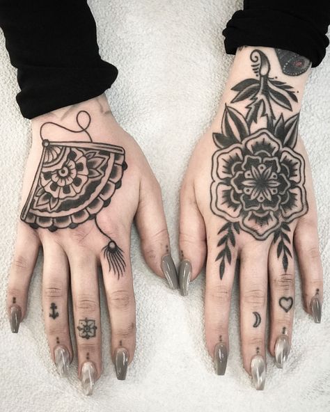 Hand Tattoos For Women American Traditional, Traditional Tattoos Finger, Traditional Palm Tattoo, Hand Tattoo American Traditional, Traditional Tattoo On Hand, Neotrad Hand Tattoo, Traditional Thumb Tattoo, Hand Tattoos For Women Traditional, Hand Tattoos American Traditional