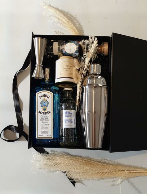 Drink Hamper Gift Ideas, Christmas Cocktail Kit Gift, Gifting Alcohol Ideas, New Year Gift Box Ideas, Gift Box Ideas For Men, Gin Hamper, Acorn Gifts, Cadeau St Valentin, Wine Gift Box