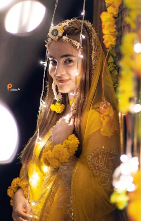 Muslim Haldi Ceremony, Muslim Haldi Bride, Ubtan Dress, Mayoon Outfits, Haldi Pic, Haldi Shoot, Haldi Poses For Bride, Haldi Bride, Haldi Poses