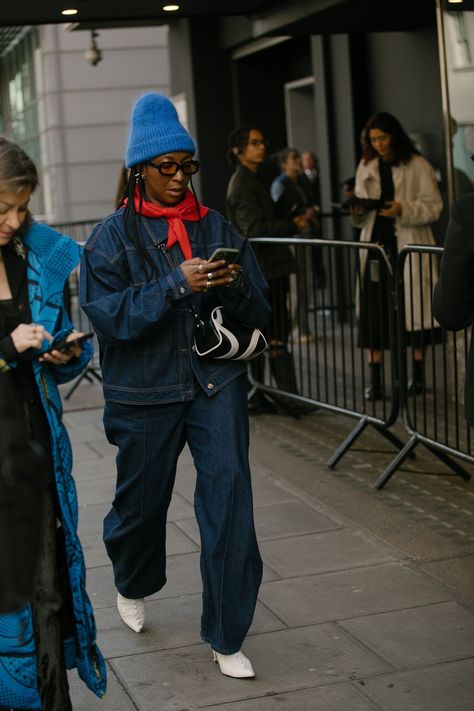 Week In Paris, Street Style Fall Winter, Fashion Week Trends, London Fashion Week Street Style, Top Street Style, Long Faux Fur Coat, Milan Street Style, Silk T Shirt, Denim Day