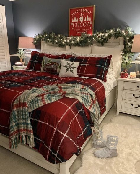 Christmas Garland On Bed Headboard, Christmas Aesthetic Cozy Bedroom, Christmas Bedrooms Cozy, Christmas Room Inspiration, Xmas Bedroom, Holiday Bedroom Decor, Christmas Moodboard, Christmas Linens, Winter Room