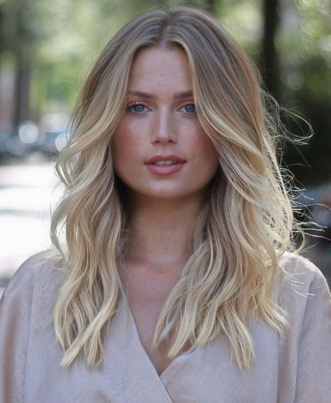 Square Face and Long Hairstyle with Layers Best Hairstyles For Square Face, Best Haircuts For Square Faces, Hairstyle With Layers, Haircuts For Square Faces, One Length Hair, Very Short Pixie Cuts, Long Haircut, Haircut For Square Face, Square Face Hairstyles