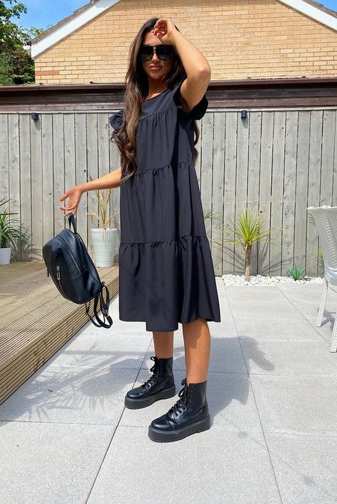 Midi Smock Dress Outfit, Everyday Black Dress, Smock Dress Outfit Summer, Summer Smock Dress, Dr Martins Dress Outfit, Dress Rock Style, Trendy Pregnancy Outfits, Long Summer Dress Outfits, London Outfit Summer