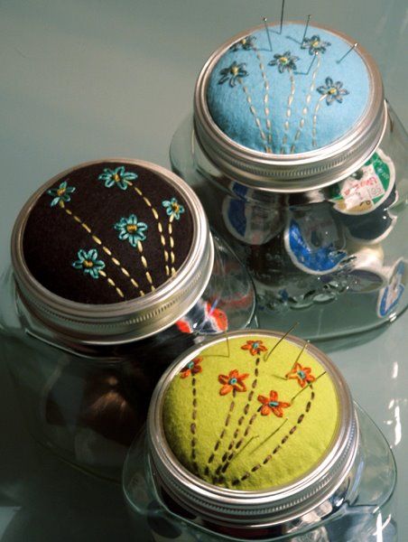 Sewing kit in a jar: Did lots of embroidery today. I got the idea from Martha Stewart's Living, you can go see the instructions here . Mine... Fusion Quilt, Sewing Kit Storage, Sewing Kit Gift, Sewing Kit Pattern, Trendy Sewing, Sewing Pillows, Pin Cushion, Mason Jar Crafts, Sewing Kit