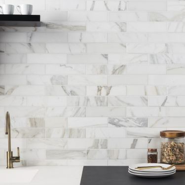 White Marble Kitchen Tiles, Backsplash Marble Tile, 2 X 8 Subway Tile Backsplash, Calacatta Backsplash Kitchen, Kitchen Backsplash With White Quartz, Backsplash With Calacatta Gold Quartz, Kitchen Backsplash With White Cabinets Tile, Backsplash With Marble Countertops, White Kitchen With Backsplash