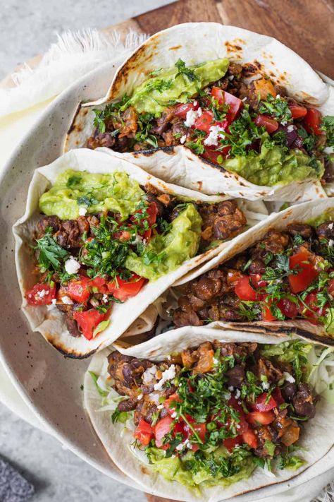 10 Minute Black Bean Tacos! Want a quick weeknight meal!? Try these vegan black bean tacos. Super healthy and delicious. Vegan Tacos Recipes, Black Bean Tacos, Bean Tacos, Vegan Black Bean, Vegan Tacos, Quick Weeknight Meals, Meatless Meals, Vegan Dinner Recipes, Black Bean