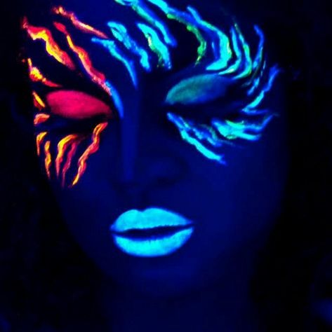 11 Glow-in-the-dark makeup looks that will totally mesmerize you: Sun and moon Pintura Facial Neon, Black Light Makeup, Make Up Atelier Paris, Neon Face Paint, Uv Makeup, Dark Makeup Looks, Glow Paint, Neon Makeup, Dark Makeup