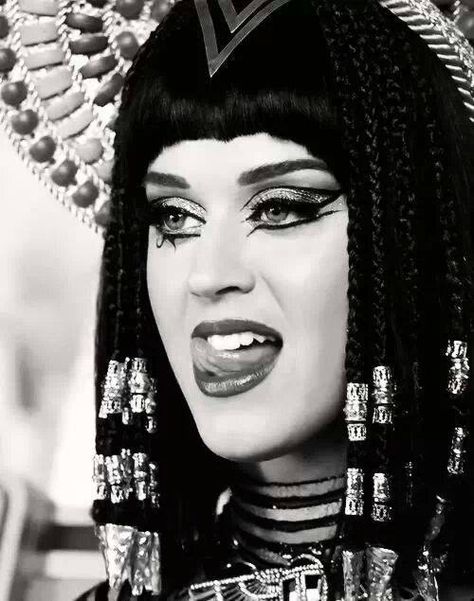 Katy Perry Black And White, Dark Horse Katy Perry, Katy Perry Dark Horse, I Kissed A Girl, White Picture, Black And White Pictures, Dark Horse, Blackpink Fashion, Katy Perry