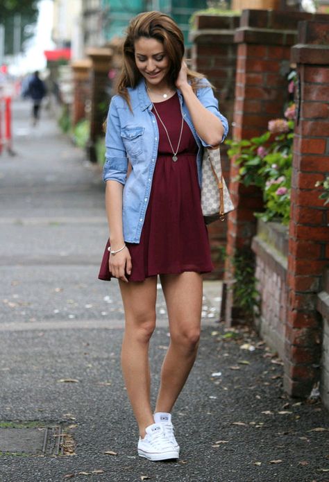 moda fin de semana 2017 vestido guinda Outfits With Converse, Elegante Casual, White Converse, Burgundy Dress, Looks Chic, Paramore, Look Chic, Outfits Casuales, Primavera Estate