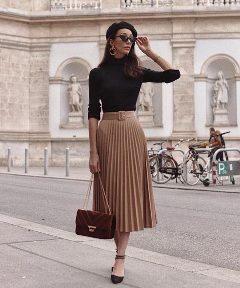 Classic in Vienna. Are you a fan of this skirt length? 👇🏼 Tap the link on our BIO to recreate and shop the look #senstylable Pleated Fashion, Outfit Elegantes, Elegant Outfit Classy, Diy Vetement, Business Outfits Women, Modest Dresses Casual, Business Casual Outfits, Elegant Outfit, A Fan