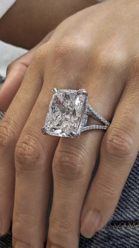 Huge Rings Engagement, Biggest Diamond Ring In The World, Blue Shappire Engagement Rings, Giant Diamond Ring Engagement, Big Diamond Wedding Rings For Women, Massive Diamond Ring, Huge Engagement Ring, 10ct Diamond Ring, Large Unique Engagement Rings