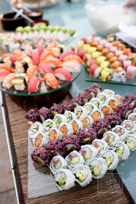 Sushi Bar. This is happening at my wedding. Koreansk Mad, Wedding Food Bars, Cocktail Hour Food, Wedding Food Stations, Bridal Shower Menu, Wedding Food Drink, Cocktail Hour Wedding, Reception Food, Wedding Reception Food