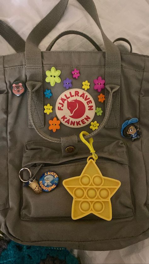 #kankenbackpackaesthetic #kankentotepack #kankenembroidery Backpack With Pins, Mochila Fjallraven Kanken, Everyday Bag Essentials, Stylish School Bags, Aesthetic Backpack, Decorated Bags, Inside My Bag, Purse Essentials, Backpack Pins