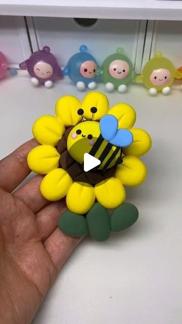 Sunflower Tutorial, Clay Sunflower, Clay Art For Kids, Ceramics Pottery, Polymer Clay Creations, Clay Sculpture, Polymer Clay Art, Clay Creations, Polymer Clay Jewelry