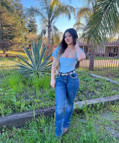 Light Blue Vaquera Outfit, Bootcut Jeans With Sandals, Mexican Clothing Style Outfits, Summer Jaripeo Outfits, Summer Baile Outfits, Blue Vaquera Outfit, Jaripeo Outfits Summer, Quince Outfits Guest Casual, Balie Outfits Mexican