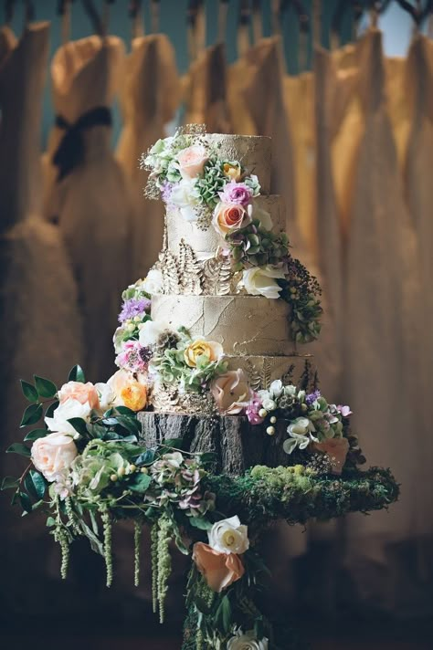 forest wedding cake, fairytale wedding cake - reminds me of @Riley Dandy :) Enchanted Forest Wedding Cake, Wedding Cake Forest, Fairy Tale Wedding Cake, Fairytale Bridal, Deco Champetre, Enchanted Forest Wedding, Tiered Cake, Enchanted Wedding, Fairy Wedding