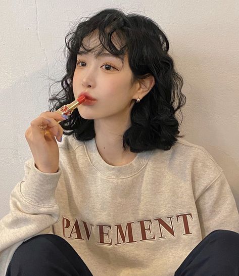 Asian Curly Short Hair, Midlength Haircuts Shaggy, Short Wavy Hair With Side Bangs, Korean Perm Women Short Hair, Asian Short Curly Hair, Short Curly Asian Hair, Korean Digital Perm Short Hair, Short Curly Hair Korean, Curly Short Hair Korean