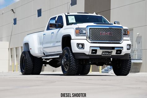 White Stylish GMC Sierra on Contrasting Custom Wheels Lifted Gmc Sierra 1500, Lowered Gmc Sierra, White Gmc Sierra 1500 Lifted, Gmc Sierra Squatted, Gmc Sierra 2500 Hd Denali, Gmc 4x4, Trucks Lifted, Gmc Denali, Black Truck