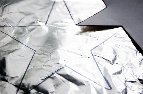 How to Make a Tin Foil Star | eHow Aluminum Foil Stars, Tin Foil Crafts, Moon Baby Shower Theme, School Holiday Crafts, Christmas Holiday Traditions, Aluminum Foil Crafts, Tin Foil Art, Star Catcher, Diy Christmas Star