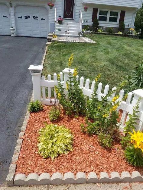 28 Beautiful Corner Garden Ideas and Designs | Decor Home Ideas Small Patio Garden, Large Deck, Corner Garden, Front Patio, Large Backyard, Patio Landscaping, Garden Yard Ideas, Front Yard Garden, Deck Ideas