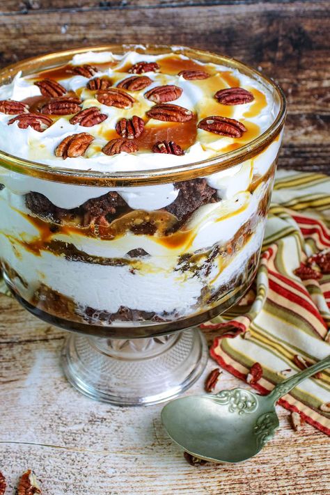 Turtle Trifle Savory Trifle Recipes, Carmel Apple Trifles, Turtle Dessert Recipes, Turtle Trifle, Holiday Trifle, Turtle Dessert, Christmas Cheesecake Recipes, Trifle Bowl Recipes, Bake Brownies