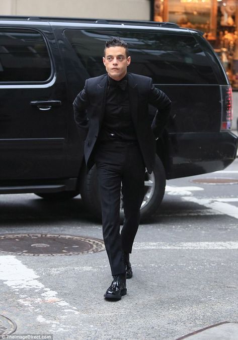 Looking good: Mr. Robot star Rami Malek went with an all black suit as he went to congratu... Black Suiting For Men, All Black Suit Men, Casual Black Suit, Suit All Black, Mens Black Suit, Rami Malik, Caroline Dhavernas, All Black Suit, Hilary Swank