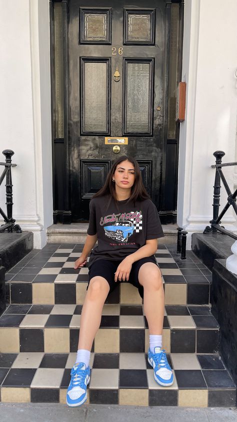 J1 Low Outfit Women, Blue Nike Dunks Outfit Woman, Sb Dunks Outfit, Coast Dunks, Sb Dunk Low Outfit Women, Insta Baddie Aesthetic, Notting Hill Aesthetic, Sb Dunk Low Outfit, Dunk Outfit Women